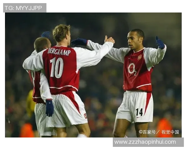 前锋足球明星合照高清展现球场风采与团队精神的完美瞬间